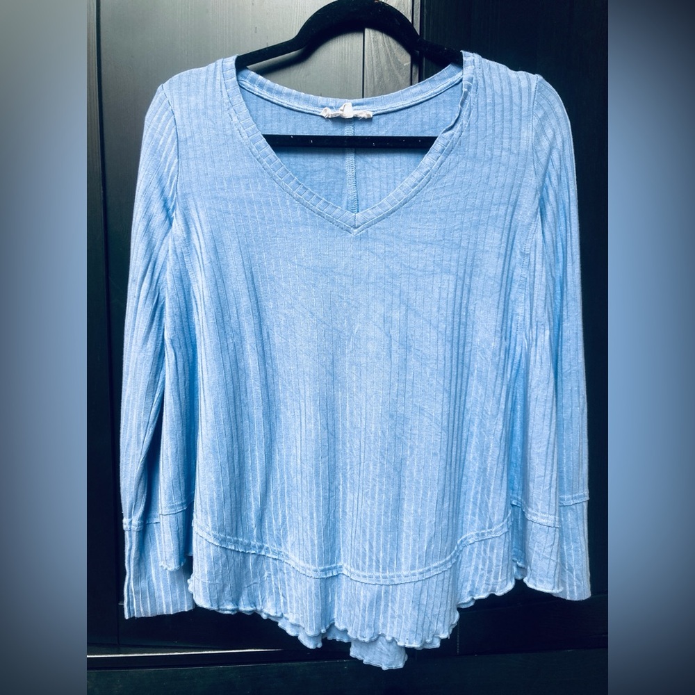 Jane & Delancey V Neck flouncy hem Slinky Ribbed Top Size m GUC